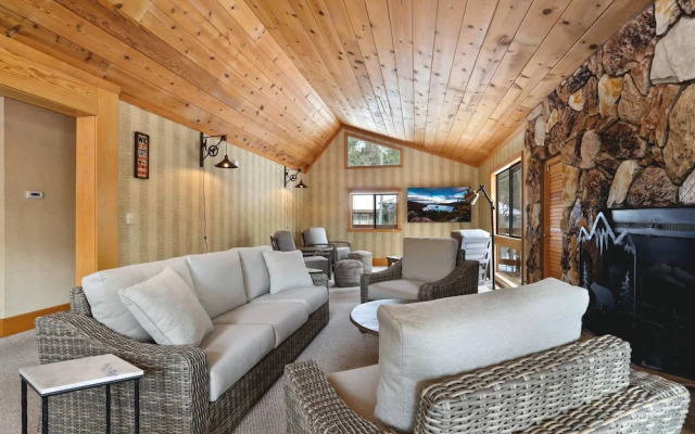 Tahoe Forest Chalet 3BR House w/ Mountain Views