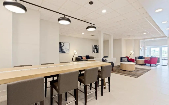 Holiday Inn & Suites Across From Universal Orlando by IHG