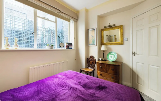 Mayfair 3-bed 6-guest W/patio & ac Berkeley Square