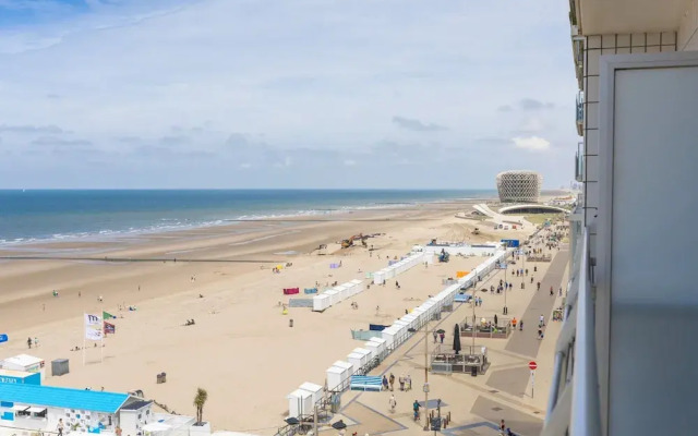 Apartment in Zeedijk With Sea View