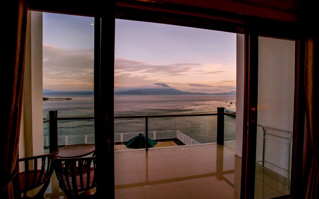 Samuh Sunset Nusa Penida by GenuineHost