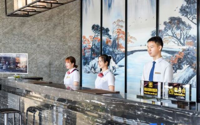 Hongqiao International Hotel (Yichang Yanjiang Avenue Natural Tower)