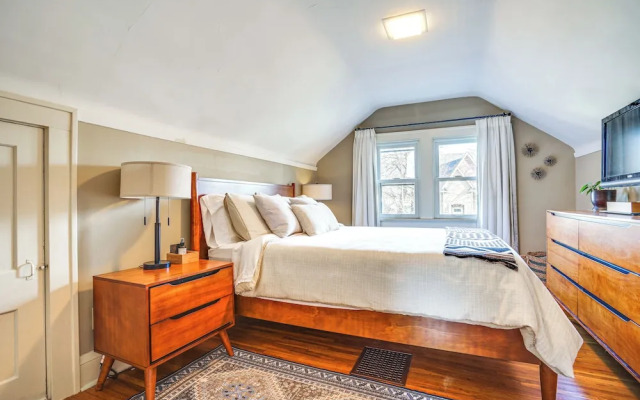 Walk to Beach + Lake Nokomis: Minneapolis Home!