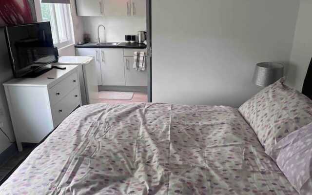 Remarkable Cozy 1-bed Studio in Romford London Uk
