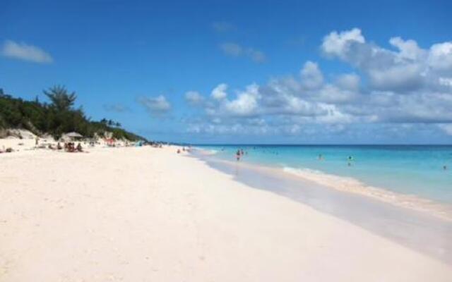 Fairhills - Walk to Elbow Beach everyday..