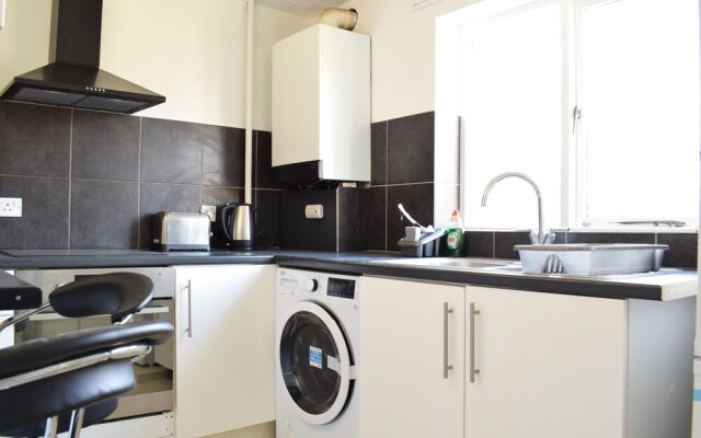 Bright 2 Bedroom Flat in Acton