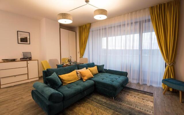Chic Studio Silver Mountain