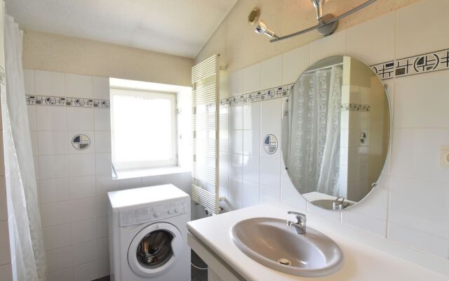 Spacious Mansion in Vinzelles with Swimming Pool