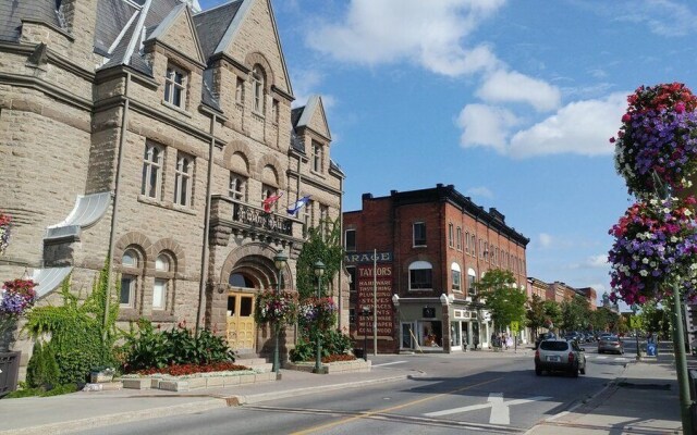 Esther's Place-Carleton Place Downtn Apartment