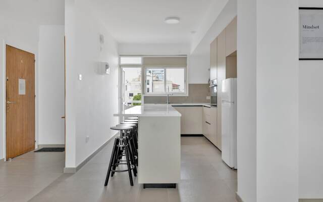 Phaedrus Living: Romanou Modern City Center Flat