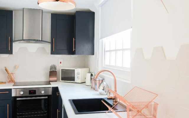 The Historic Gem - Sleek & Central 3bdr Maisonette