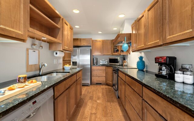 Peaceful Retro Retreat W/ Stunning Lake Views!