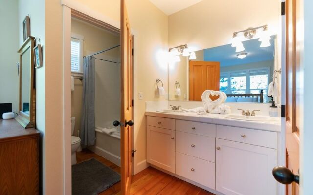 Pacific Star 4 Br home by RedAwning