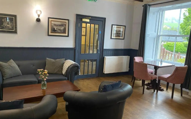 OYO Clovenfords Hotel