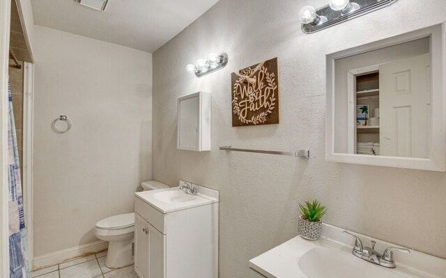 < 1 Mi to Lake Ray Hubbard: Home w/ Patio!