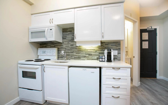 Alpenglow Lodge Sunny Studio with Sitting Area by MVA