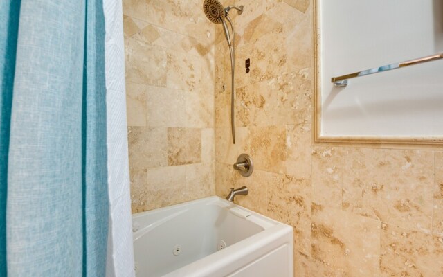 Luxury Atlanta Rental w/ Balcony: Near Buckhead!