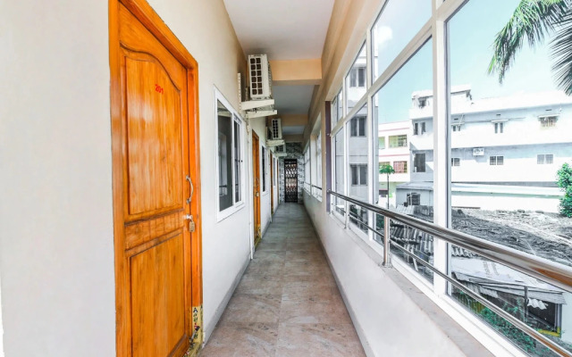 Royal Residential Lodge by OYO Rooms