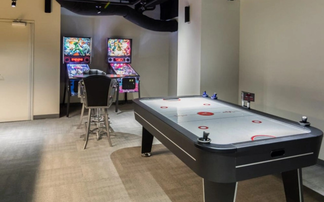 Vibrant Condo near Must-See Attractions