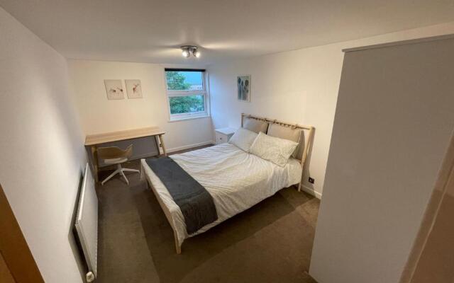 Spacious 2-Bedroom Flat Near Surbiton Station