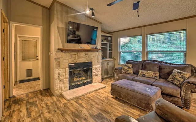 Broken Bow Oasis: Hot Tub, Fire Pit & Patio