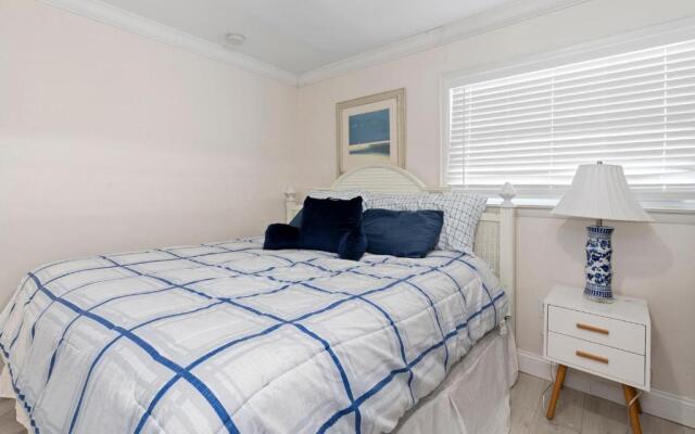 Beautiful home- Private getaway-Heated Pool/Hottub