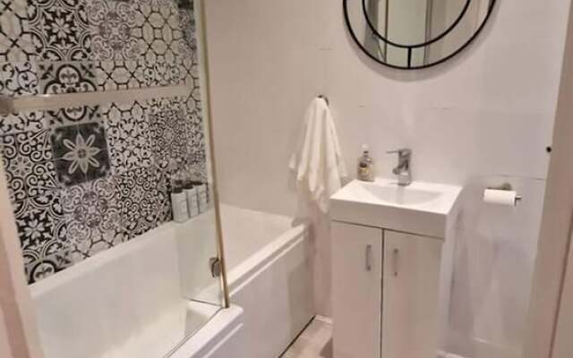 Inviting 3-bed Apartment in Newcastle Upon Tyne