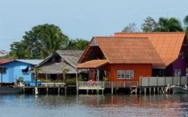 Orange House - Over the Water Rental