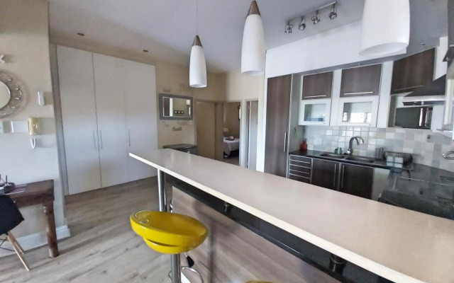 Whale Rock, Modern Beachfront Apartment