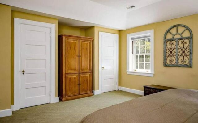 Knollwood House Bed & Breakfast