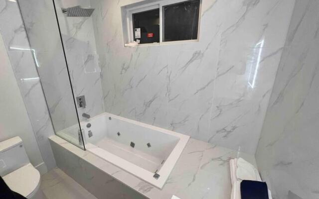 Gorgeous 3 bedroom lake house Suite!