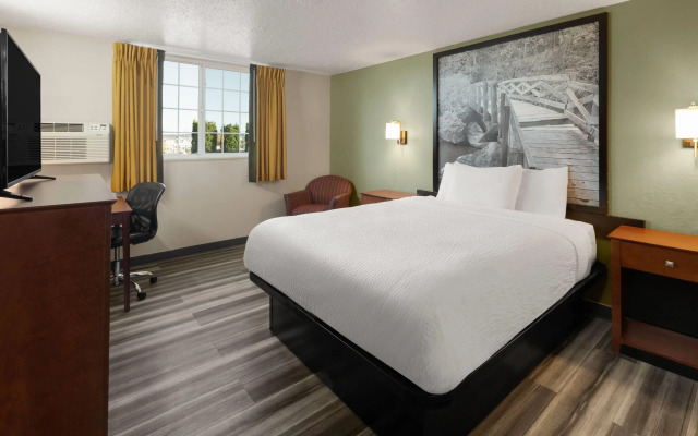 Super 8 by Wyndham Winona MN