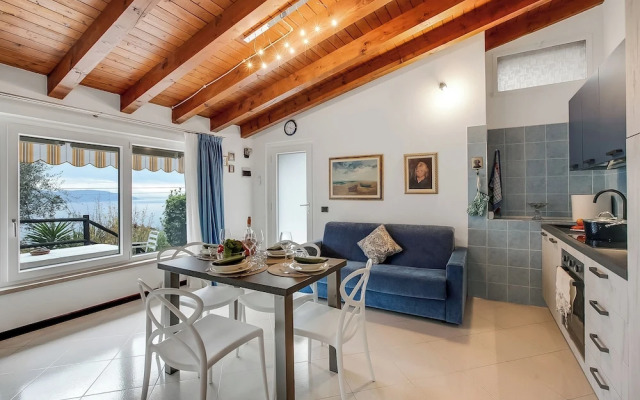 Blu Lavanda Lakeview Terrace + Garden