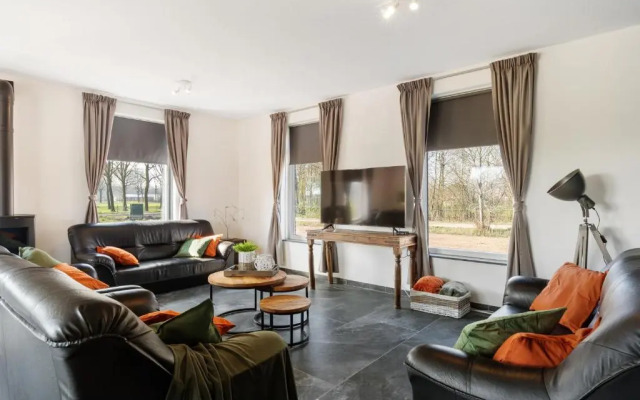 "cozy Luxury Holiday Home With Jacuzzi!"