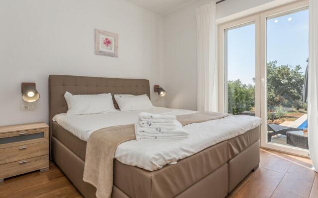 Sea-view Villa in Kaštelir with Private Pool, Terrace