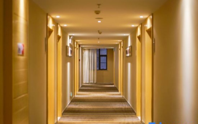 Red Apple Hotel
