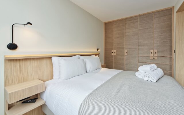 Luxury Designer Flat in Putney by Underthedoormat