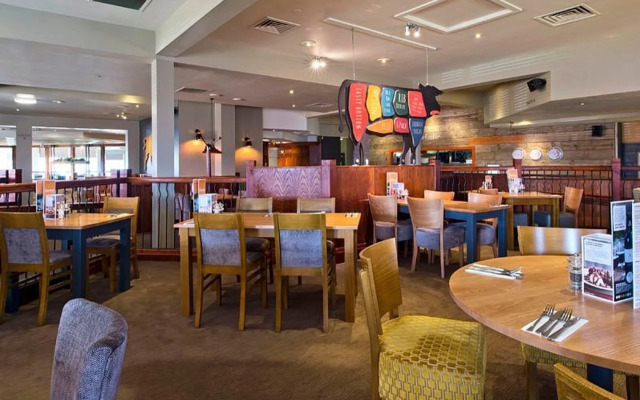 Premier Inn Livingston (M8, Jct3)