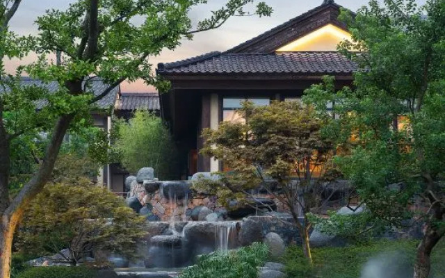 Qingdao Yixing Fang Hua Jian Tang · Lan She