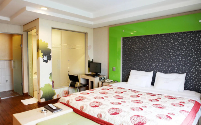 V Hotel