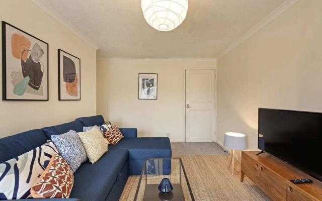 Comfy 6-sleeper Apt w/ Large Patio in W Kensington