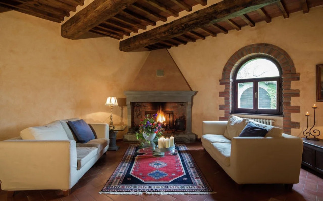 Villa in Cortona With Pool & Hill Views