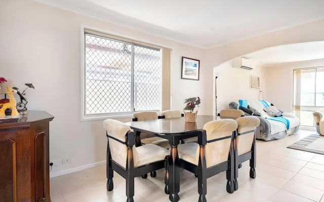 Cheerful 3 bedroom house with free parking