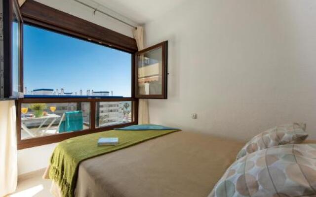 Apartamento con terraza y piscina junto a la playa