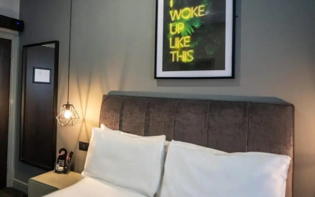 Hotel 105 by Hillcrest Hotel