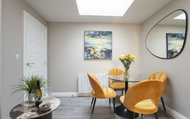 Elliot Oliver - Modern 2 Bedroom Town Centre Apartment