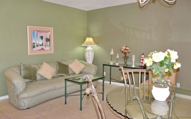 Idyllic Condo With Brief Walk to Beach and Restaurants