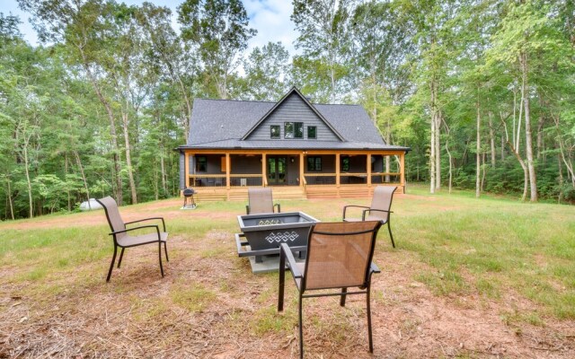 Luxurious Clarkesville Cabin w/ Decks & Fire Pit