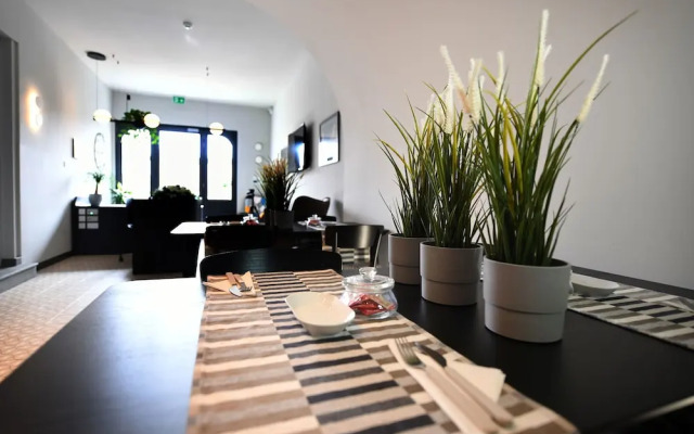 Victoria by Petit Chic