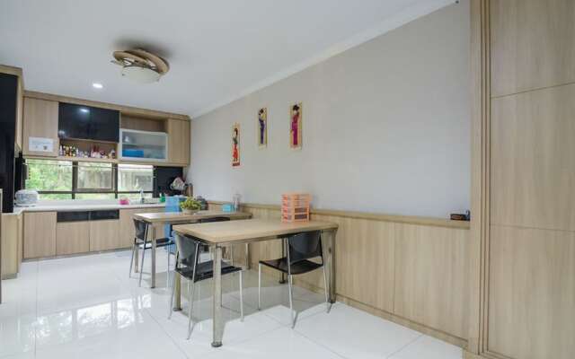 RedDoorz Plus near Lippo Cikarang Mall 2